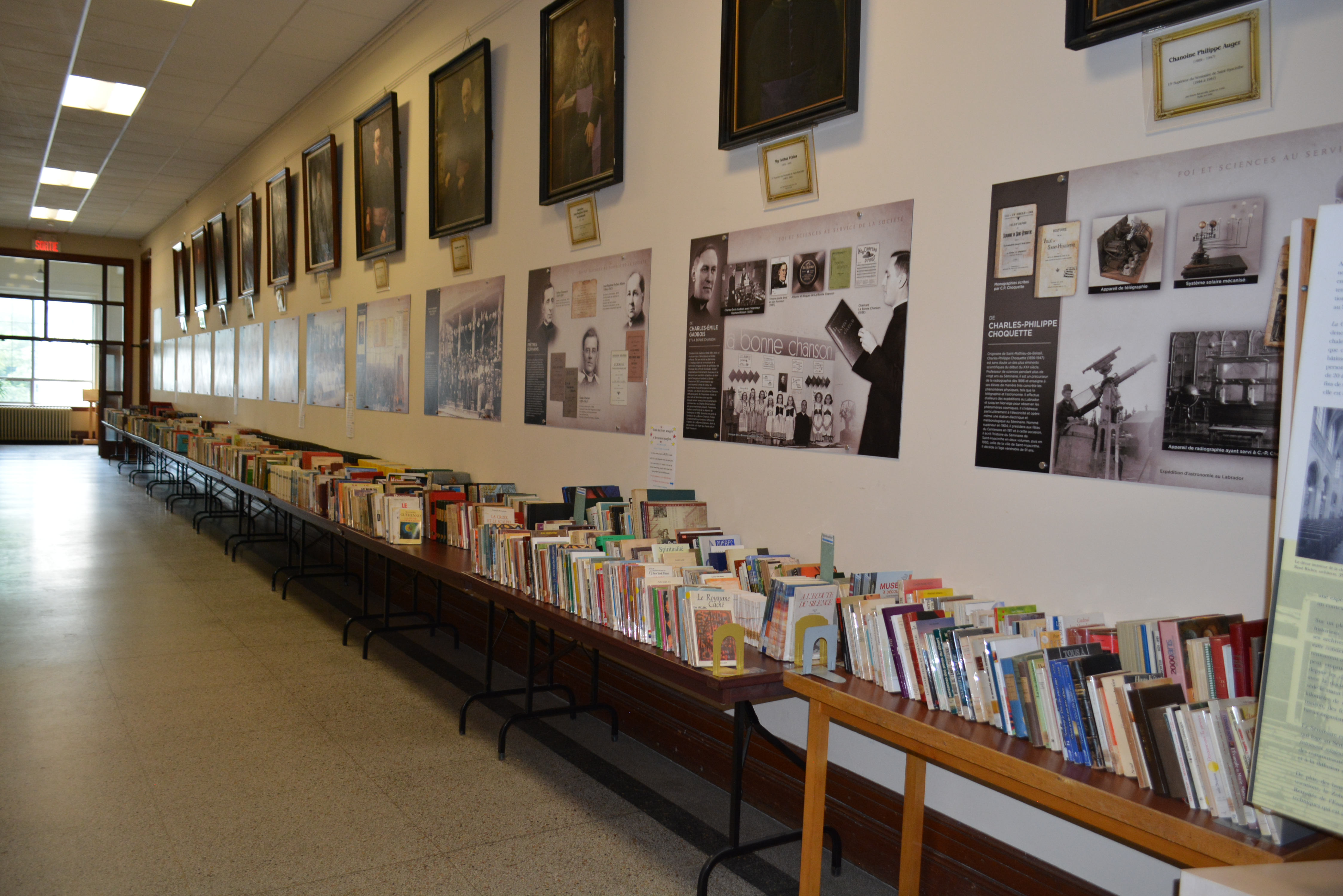 Livres et revues usagés en vente au Séminaire de Saint-Hyacinthe.