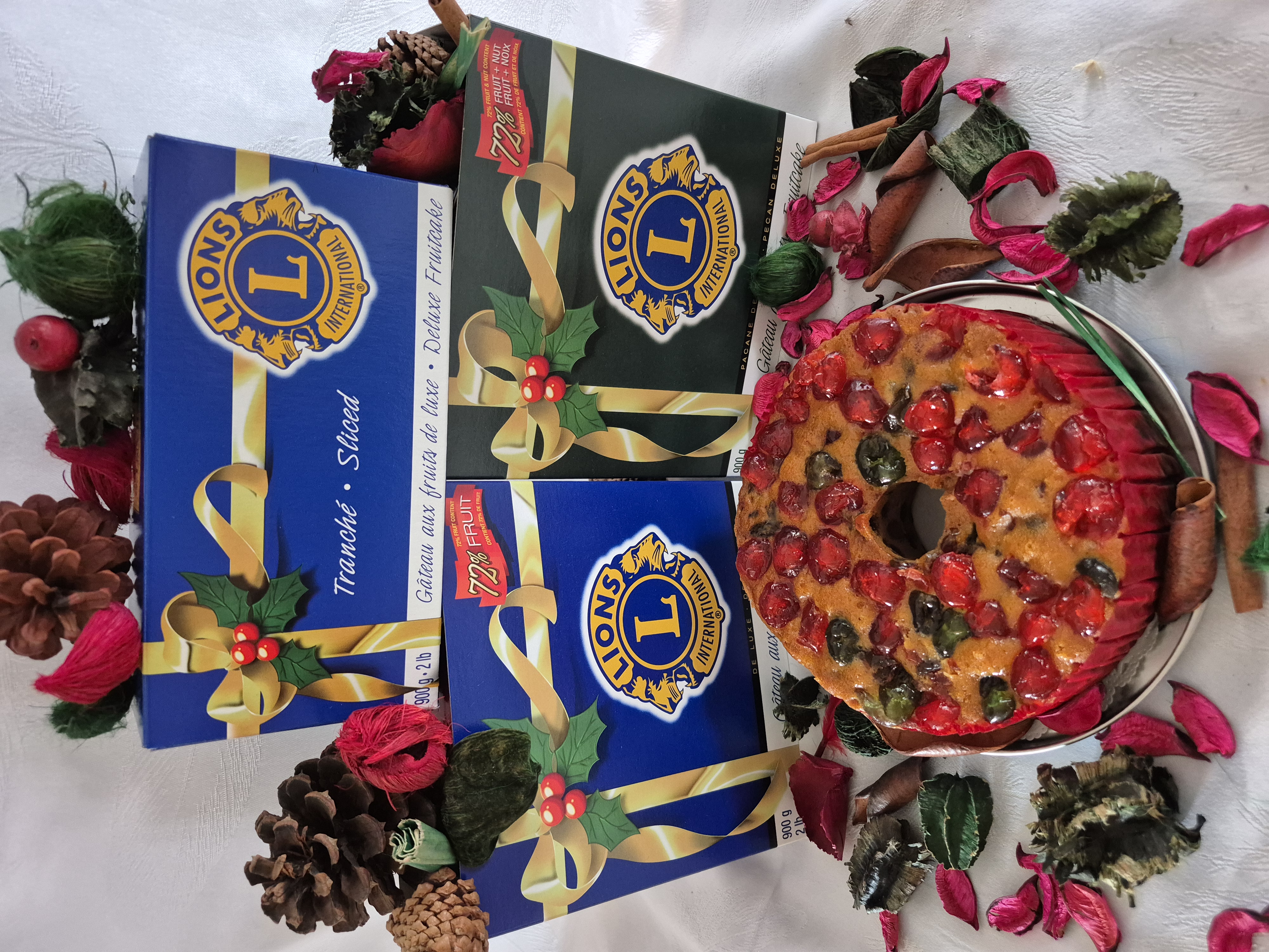 Mais oui, les succulents Gâteaux du Club Lions de St-Hyacinthe sont disponibles pour 25$ - 900g 72% de Fruits, boîte de métal, avec ou sans Pacanes et tranché boîte carton. Réserver vos gâteaux auprès de Manon 450-773-3538. Aussi disponible aux Familiprix : 15265 ave St-Louis et 2064 boul. Laurier Est. Merci de nous aider à faire la différence.