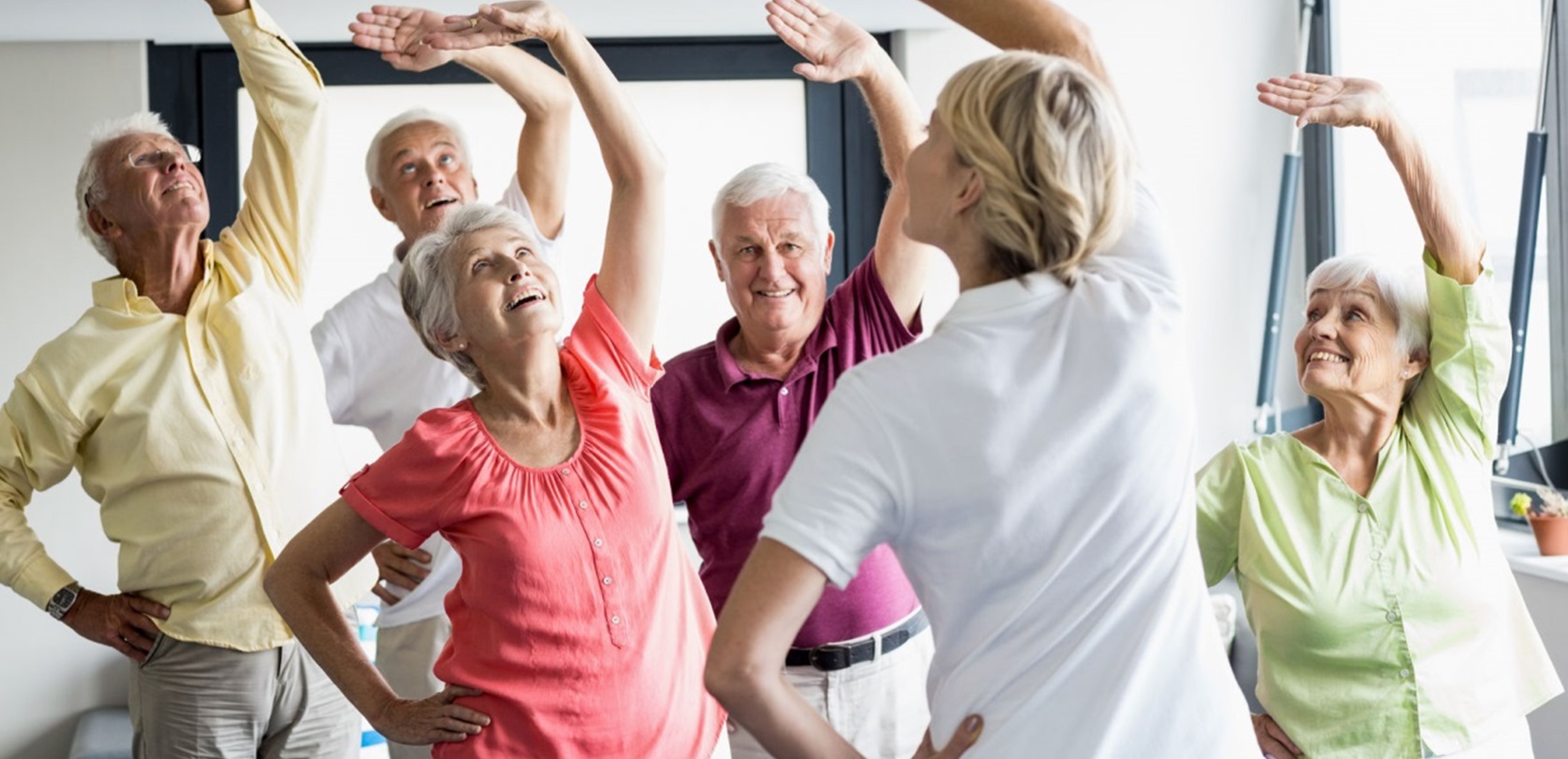 Exercices pour 60 ans et plus en groupe pour améliorer l'équilibre et la force dans les jambes
